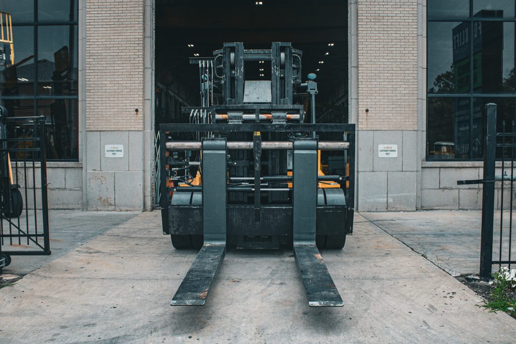 Royal Rig-N-Lift high-capacity forklift illustrating the difference between rated capacity and actual lifting capacity based on load center.